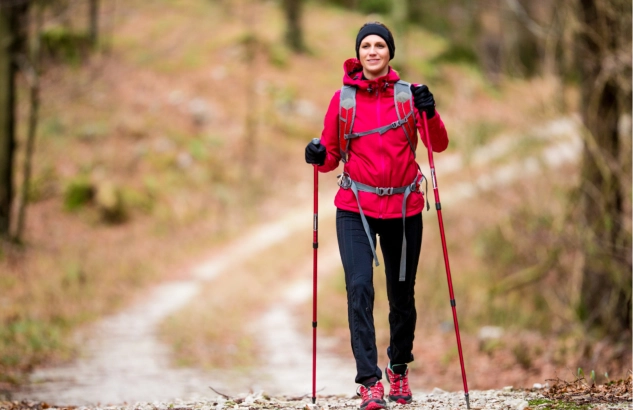 Comment marcher avec des batons de randonnee Intersport