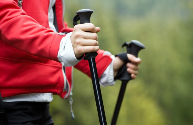 Comment marcher avec des batons de randonnee Intersport