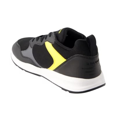 De trois quarts arrière