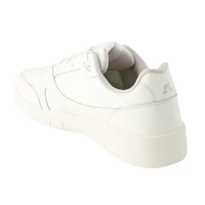 De trois quarts arrière