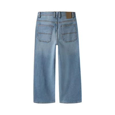 De trois quarts arrière