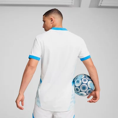 Le nouveau maillot domicile de la saison 2021-22 de l'Olympique de