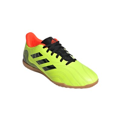 chaussure de foot intersport