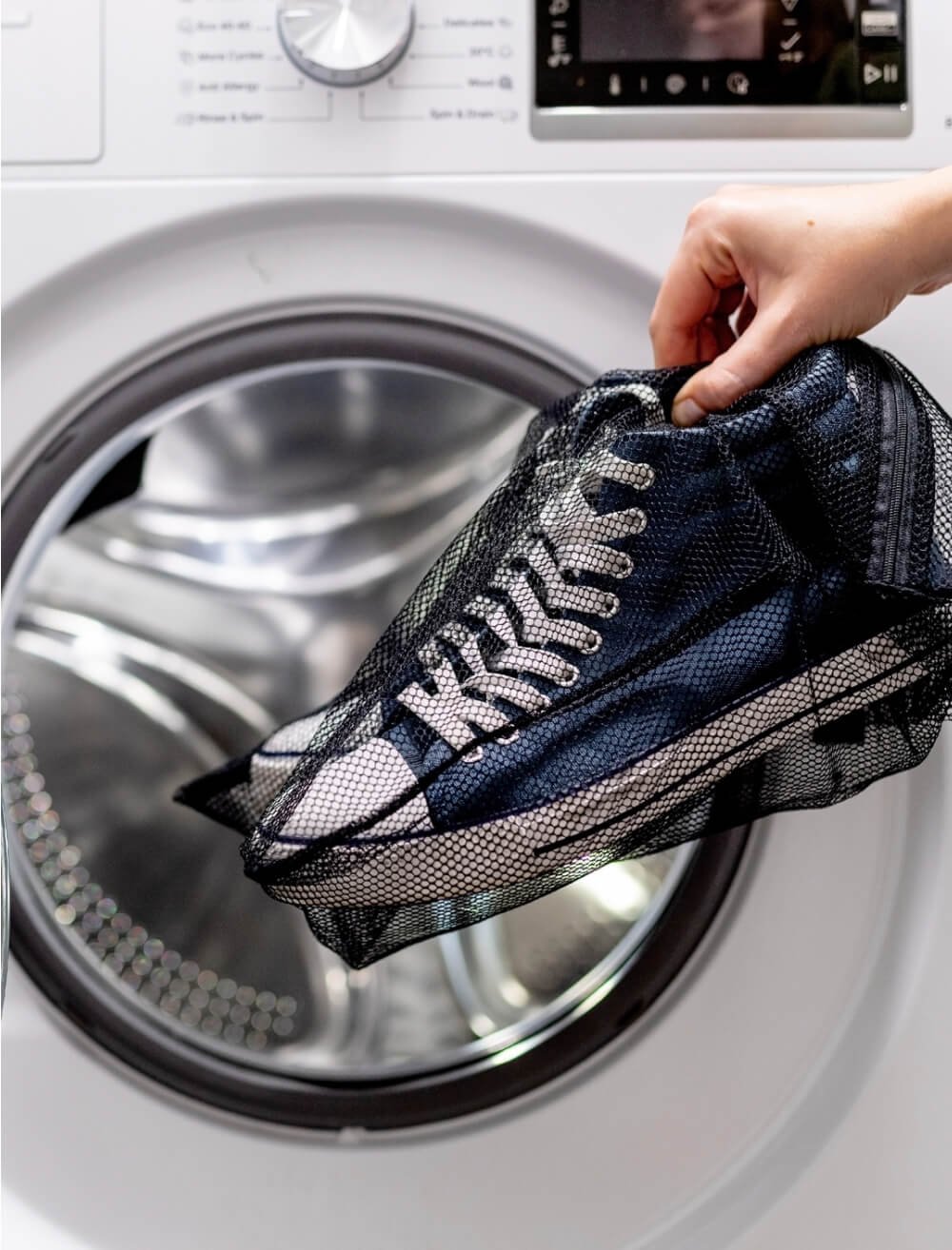 Comment laver ses chaussures à la machine à laver ?  Machine à laver,  Nettoyage chaussure, Nettoyer chaussures